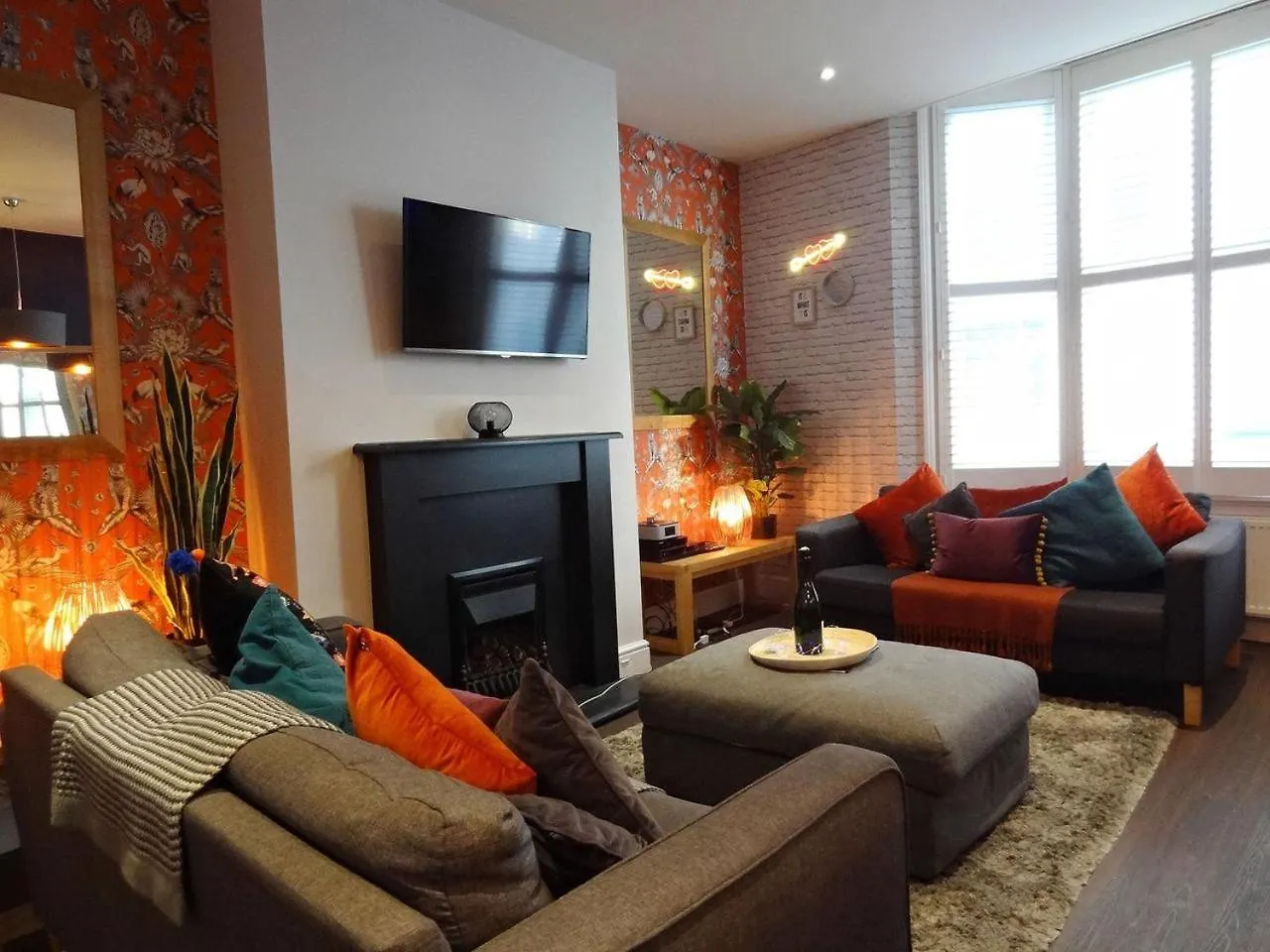 Brighton Neon Central - By Crown Gardens Holiday Homes